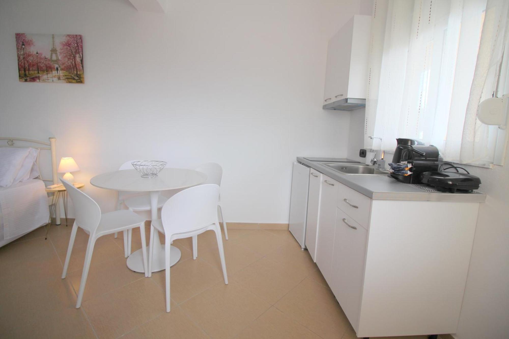 Nefeli'S Apartment Himarë Eksteriør billede